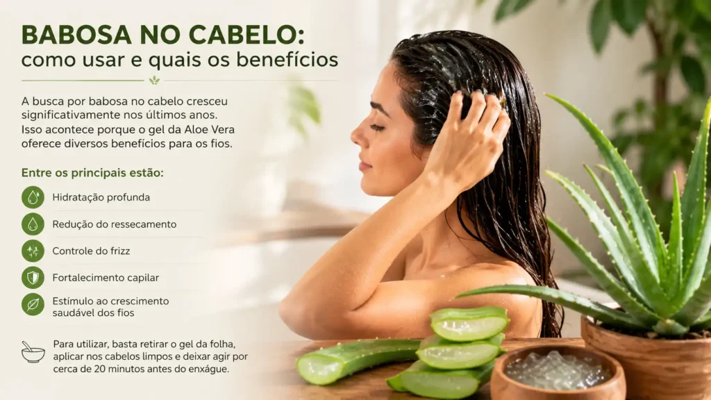 Mulher aplicando gel de babosa (Aloe Vera) nos cabelos durante um tratamento capilar natural. Ao lado, folhas frescas de babosa cortadas e um recipiente com o gel transparente destacam os benefícios da planta para hidratação e fortalecimento dos fios. O ambiente possui iluminação suave e elementos naturais, transmitindo sensação de bem-estar, beleza e cuidados com os cabelos. A composição apresenta estilo editorial, fotografia realista e enquadramento horizontal ideal para artigos sobre saúde capilar e tratamentos naturais.